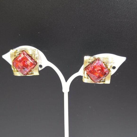 Mid-Century Coro Clip Square Earrings, Red Lucite Confetti Cabs, 1950s Earrings - Picture 3 of 9